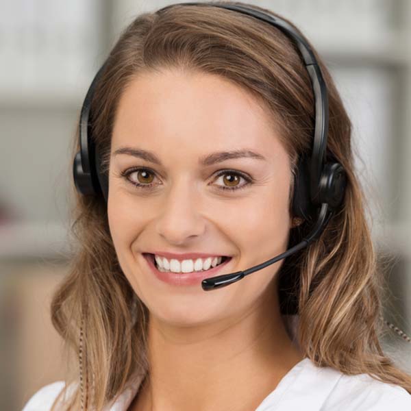 freundliche kundenberaterin telefoniert mit headset